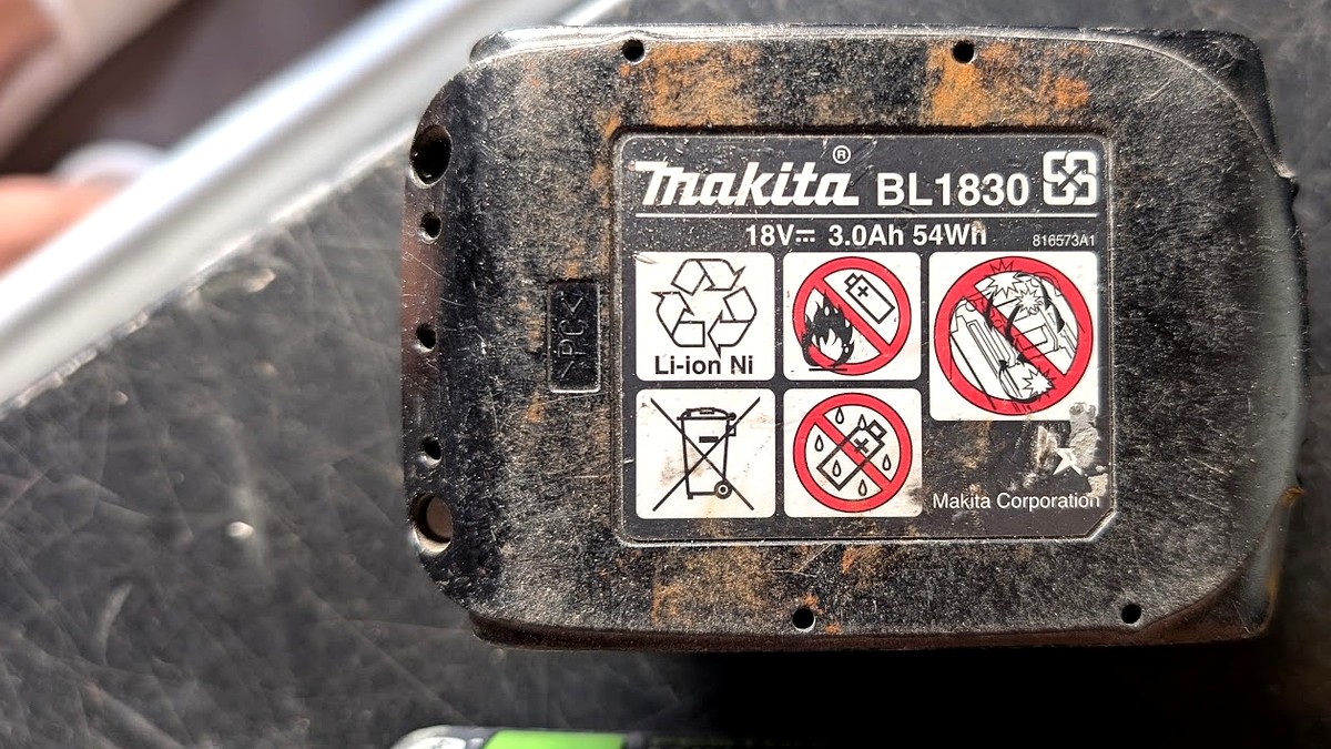 Makita BL1830 battery label showing 18V, 3.0Ah and 54Wh